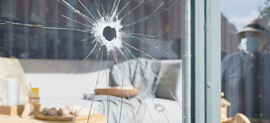 cristal de un escaparate roto