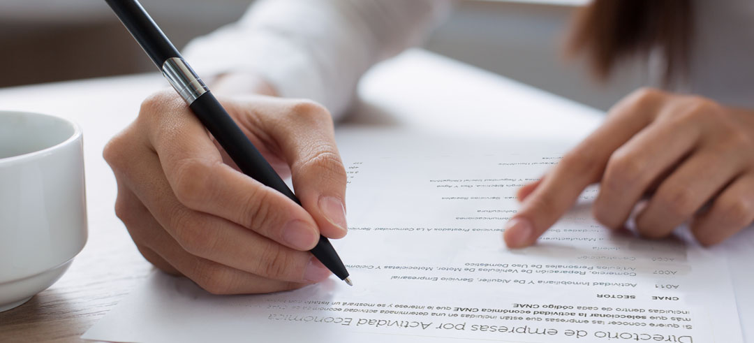 Persona leyendo un documento