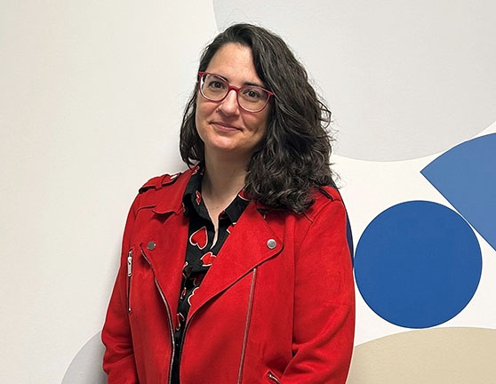 Eli Hernández posando con el logo de Zurich