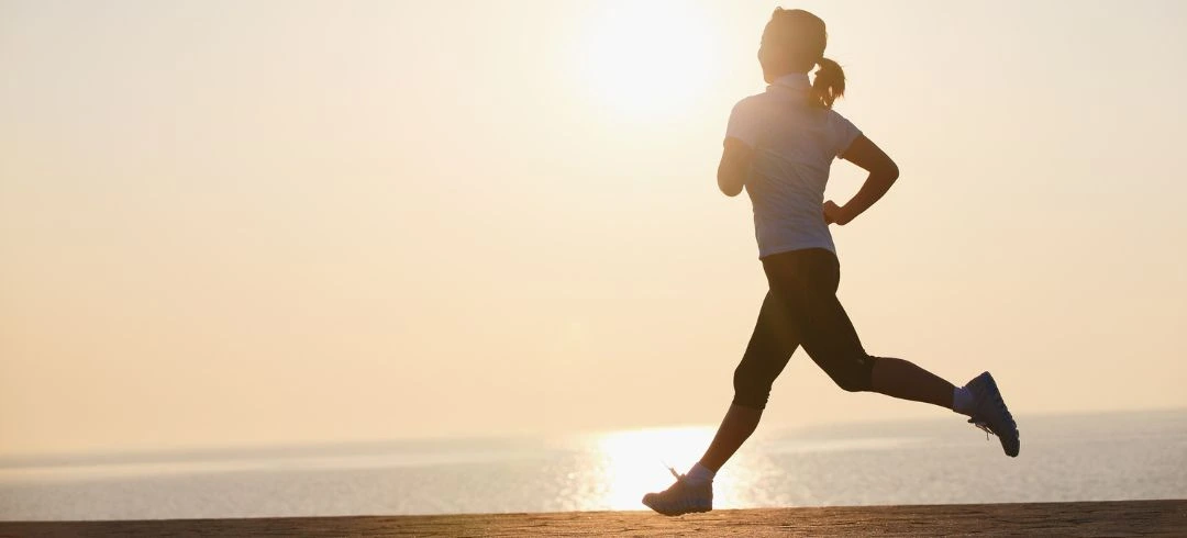 Mujer corriendo en la playa