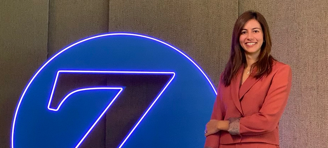 Estefanía Arnau posando con el logo de la Z de Zurich