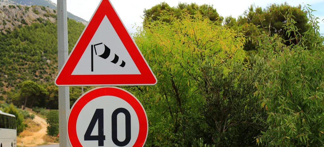 Señal de peligro de viento y límite de velocidad de 40