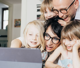 Familia haciendo videollamada con una tablet