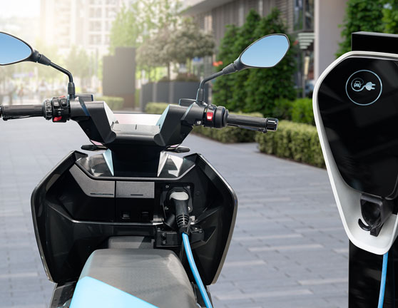 Moto eléctrica cargando