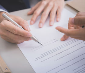 Persona firmando un documento